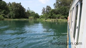 Ankunft der Faehre in Karongi