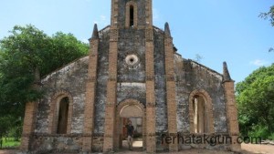 Die alte Kirche in Kipili von aussen