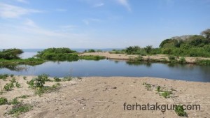 Flussmuendung am Matema Beach