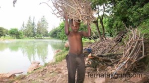 Holz für zu Hause, aber vorher kurz baden