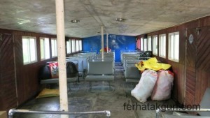 Innenraum der Faehre nach Karongi