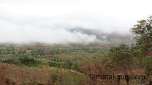 Neblige Landschaft auf dem Weg nach Songea