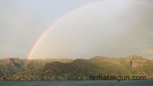 Regenbogen über den Bergen