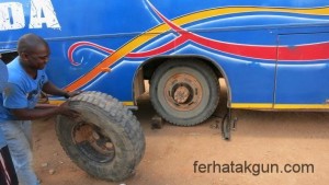 Reifenwechsel in Tunduru