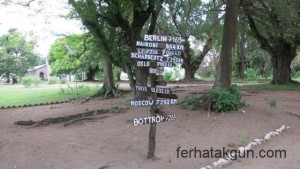 Wegweiser 7169 km bis nach Berlin