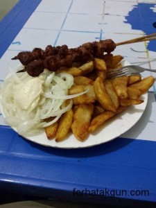 Chipsi, Pommes, Saladi, Salat, Zwiebeln, Fleisch, Ziege, Uganda, Ruanda, Rwanda, Tansania, Tanzania