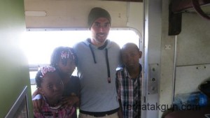 Fotos mit Kindern im Zug nach Mwanza