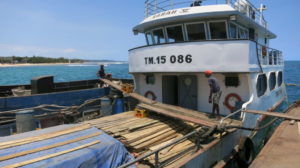 antalaha-hafen-mit-frachtern-entladung-von-bier