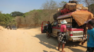 auf-dem-weg-nach-sambava-alle-raus-aus-dem-fahrzeug