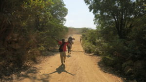 auf-dem-weg-nach-sambava-weiter-zu-fus-2
