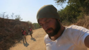 auf-dem-weg-nach-sambava-weiter-zu-fus-3