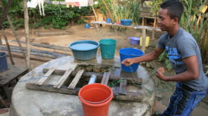 zu-gast-in-fianarantsoa-bei-studenten-wasser-vom-brunnen