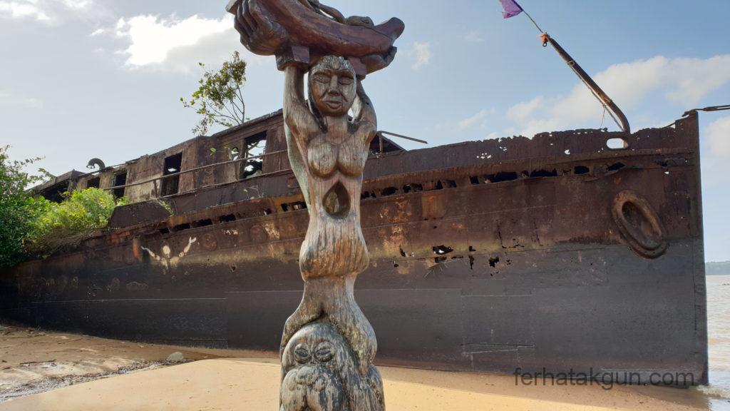 Kunstwerk am Ufer Maroni