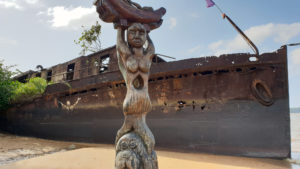 Kunstwerk am Ufer Maroni