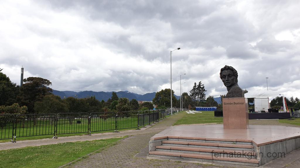 Bogota - Simon Bolivar Park - Statue