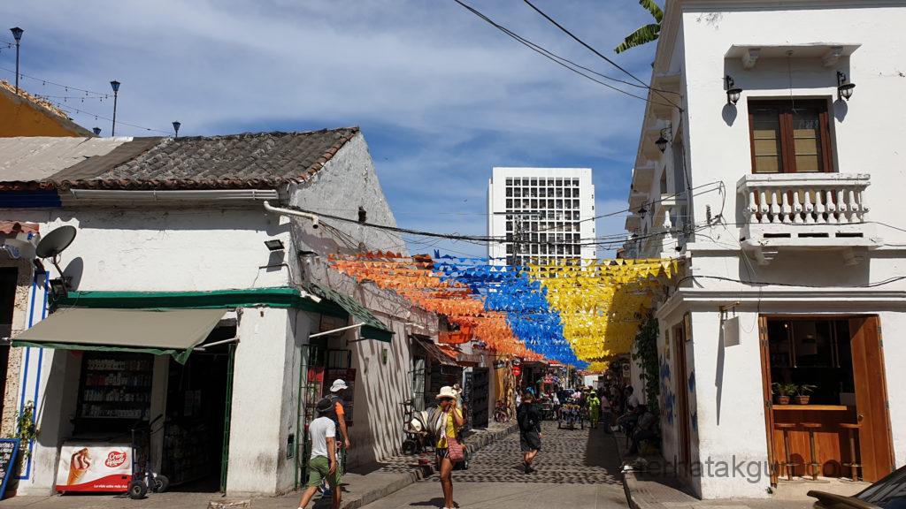 Cartagena - Straße mit Flagge
