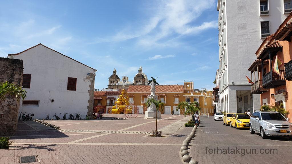 Cartagena - Historische Gebäude und Säulen in der Altstadt