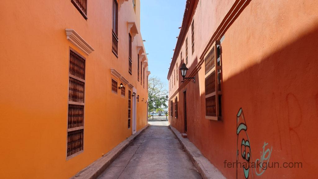 Cartagena - Gebäude in Orange