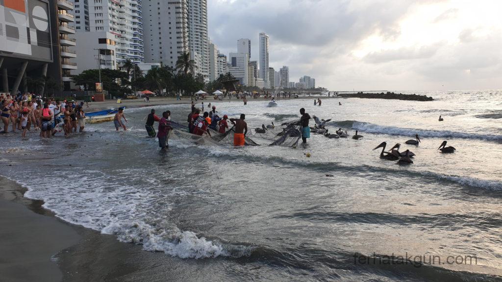 Cartagena - Fischer holen ihren Fang ein