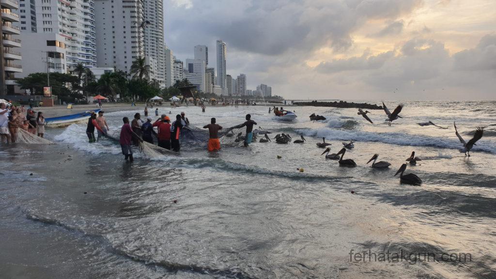 Cartagena - Fischer holen ihren Fang ein