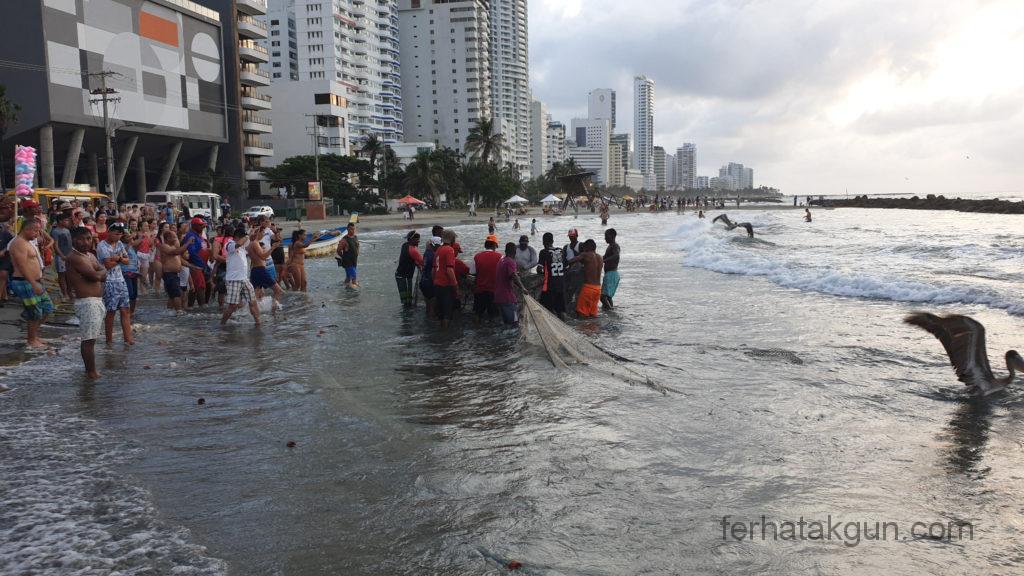 Cartagena - Fischer holen ihren Fang ein