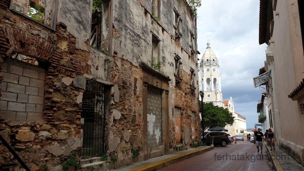 Panama City - Kirche und Ruine in Casco Viejo