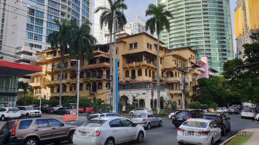 Panama City - Schönes Gebäude umringt von hässlichen Hochhäusern