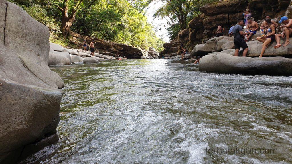 Los Cangilones De Gualaca - Am Rand wird gesnackt und Party gemacht