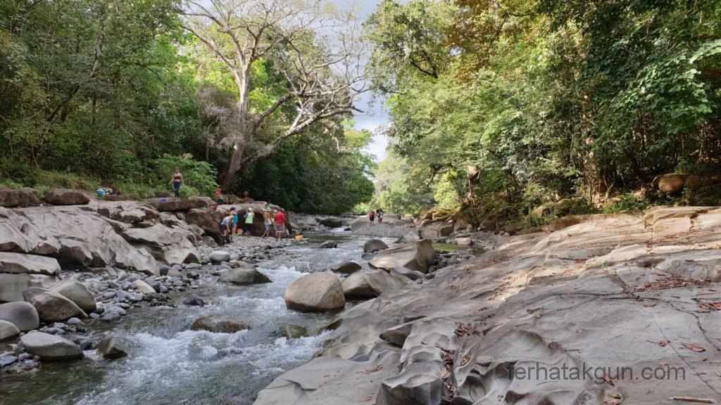 Los Cangilones De Gualaca - Felsen, Wasser und Bäume