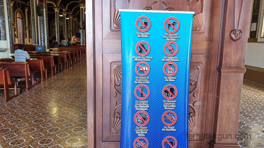 Cartago - Kirche mit Regeln - Küssen verboten