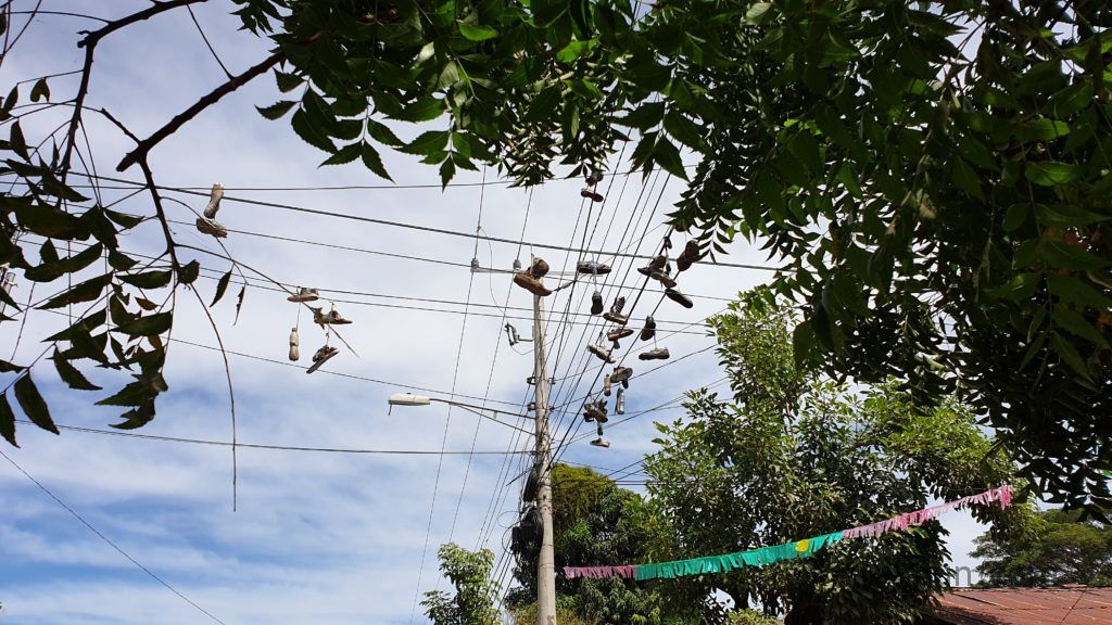 Granada - Schuhe auf den Leitungen